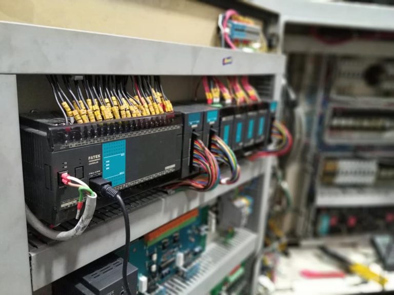 PLC FATEK serie FBS para maquinas Inyectoras Rotativas