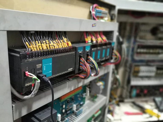 PLC FATEK serie FBS para maquinas Inyectoras Rotativas